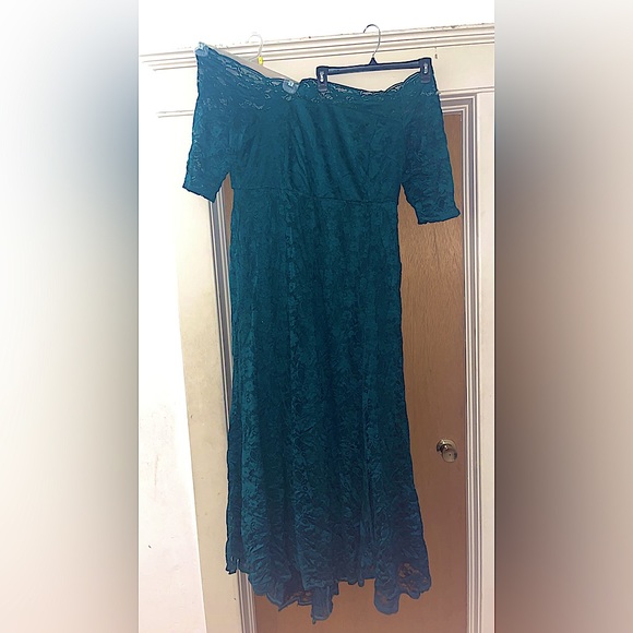 Green lace dress only worn once with small train - Picture 2 of 4